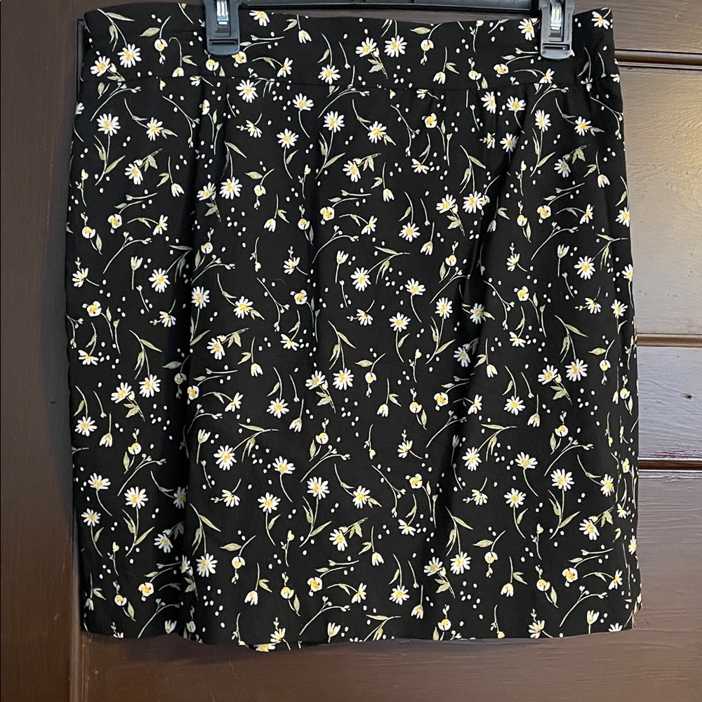 Briggs New York Black Floral Pencil Skort